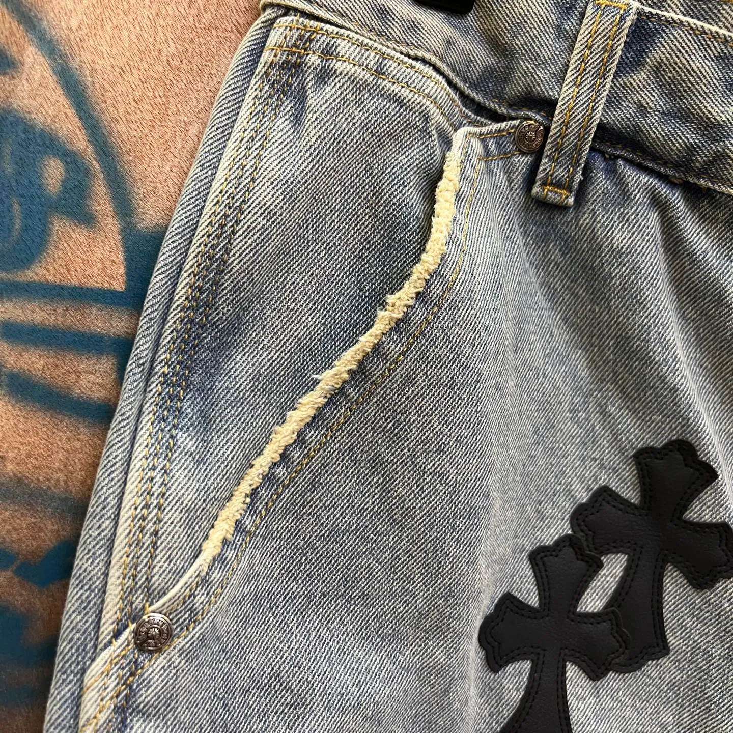 P520 chrome hearts limited series new city limited jeans Chrome Hearts city limited denim shorts vintage levis American made 501 505 517 base version remake Levis American made 501 base version imported sheepskin 925 silver remake Customers provide waist and pants length or height and weight. The studio will select the most suitable base version for you to remake. There are many people doing remakes in the market. Don’t belittle or comment. The difference is visible to the naked eye. See and compare for yourself #CHROME HEARTS Unisex style